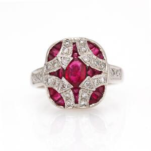 Rubin- og diamantring af 18 kt. hvidguld prydet med talrige brillantslebne diamanter samt facetslebne rubiner. Str. 51. Ca. 2000.