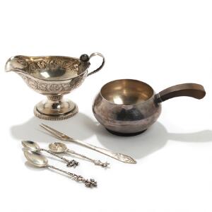 A.F. Rasmussen smørnøb af sterlingsølv, saucekande af sølv, Georg Jensen pålægsgaffel og tre diverse souvenirskeer af sølv. 6