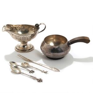 A.F. Rasmussen smørnøb af sterlingsølv, saucekande af sølv, Georg Jensen pålægsgaffel og tre diverse souvenirskeer af sølv. 6