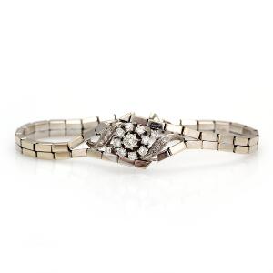 Diamantarmbånd af 14 kt. hvidguld prydet med talrige brillantslebne diamanter på i alt ca. 0.85 ct. L. ca. 18,5 cm. Vægt 17,5 gr. Ca. 1950.