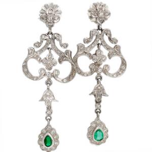 Et par smaragd- og diamantørestikker af 18 kt. hvidguld hver prydet med facetslebet smaragd samt talrige brillantslebne diamanter. L. ca. 4,5 cm. 2