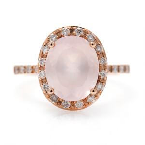 Rosenkvarts- og diamantring af 14 kt. pink guld prydet med facetslebet rosenkvarts omkranset og flankeret af talrige brillantslebne diamanter. Str. 54,5.