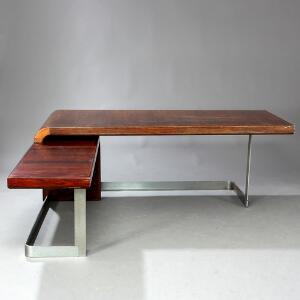 Posborg  Meyhoff Skrivebord med tilhørende sidebord af macassar, opsat på vinklet stel af børstet stål. Udført hos Sibast. 2