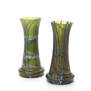 Art Nouveau Et par art noveau vaser af iriseret grønt glas overlagt med stregtegninger af blåt glas. Ej sign. H. hhv. 21,5. og 22. 2