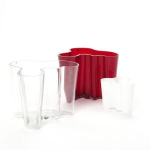 Alvar Aalto Tre vaser af hhv. klart glas, hvidt glas med overfang af klart glast samt rødt glas. 3