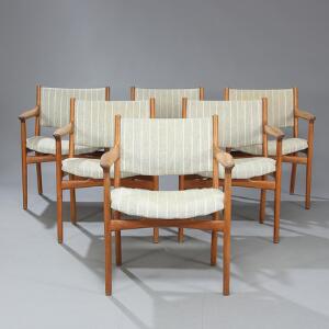 Hans J. Wegner JH 525. Set på seks armstole med stel af eg. Sæde samt ryg betrukket med lys gråhvid stribet uld. 6