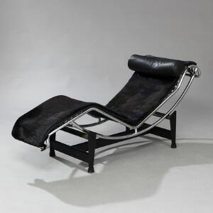 Le Corbusier LC4. Chaiselong med stel af sortlakeret og forkromet stål, løs hynde i sæde og ryg med betræk af sort ponyskind. L. 155.