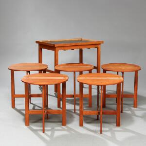 Dansk møbeldesign Rullebord af teak, top med sort formika, opsat på hjul, med fem underhængte sideborde med foldestel og klapper. 6