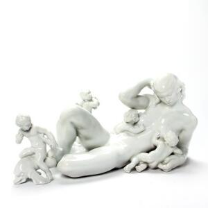 Kai Nielsen Tre blanc de chine figurgrupper. Vandmoderen samt to mindre figurgrupper modelleret i form af børn på delfiner. 3