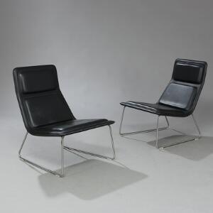 Jasper Morrison Et par Low pad lænestole med stel af metal og sæde med sort skind. Udført af Cappellini, model LW1. 2