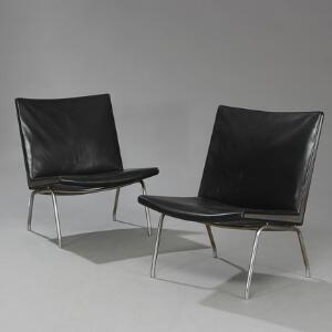 Hans J. Wegner Lufthavnsstol. Et par hvilestole med stel af stål, sæde og ryg med sort skind. Model AP 40. Formgivet 1958. Udført hos AP Stolen. 2