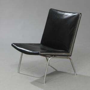 Hans J. Wegner Lufthavnsstol. Hvilestol med stel af stål, sæde og ryg med sort skind. Model AP 39. Formgivet 1958. Udført hos AP Stolen.