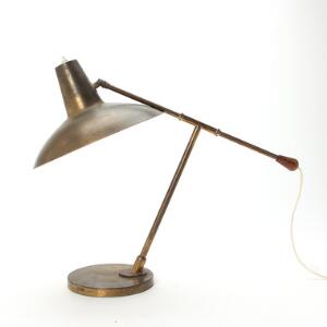 Tysk Design Regulerbar bordlampe af patineret messing med træafslutninger. Udført ca 1950erne. H. ca. 50.