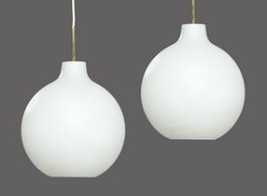 Vilhelm Wohlert Satelit. Et par pendler med skærme af matteret to-lags opalglas, skærmophæng af metal. 2