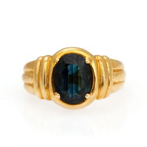 Safirring af 18 kt. guld prydet med oval facetslebet safir på ca. 2.50 ct. Str. 51.