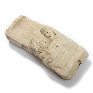 Romersk fragment af marmor udhugget med to personer i en tønde og bladværk. 1.-2. årh. H. 27. B. 13.