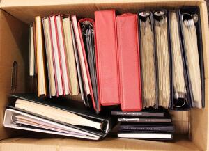 Realisation. Parti i 6 flyttekasser med samlinger, indstiksbøger, FDC, postfrisk materiale m.m. Den ene af kasserne er med tomt tilbehør.
