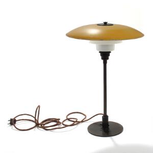 Poul Henningsen PH 3,6 2,5. Bordlampe med stel af bruneret messing, overskærm af gulmalet zink, mellem- og underskærm af opalglas. H. 55. Diam. 37.