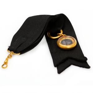 Tiffany  Co. Kompas af 14 kt. guld med sort silkebånd. Originalt etui medfølger. L. ca. 20 cm. med silkebånd. Vægt i alt 18,5 gr.