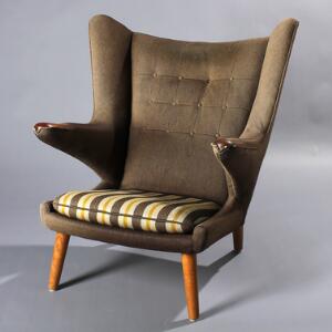 Hans J. Wegner Bamsestol. Øreklapstol med ben af eg og negle af teak, betrukket med gråbrun og stribet uld. Model AP 19. Udført hos AP-Stolen.