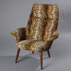 Dansk møbeldesign Højrygget lænestol betrukket med leopardprikket plys, ben af teak. Ubekendt producent. 1950erne.