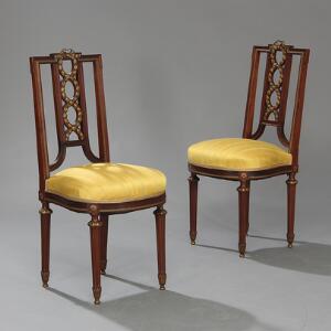 Et par franske stole af mahogni, beslag af bronze. Louis XVI form, 20. årh.s begyndelse. 2