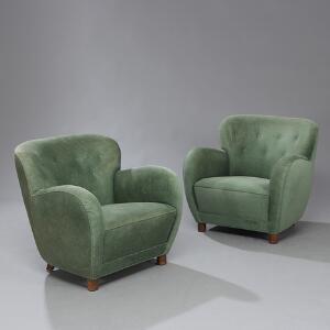 Flemming Lassen, tilskrevet Et par fuldpolstrede lænestole med ben af bejdset bøg. Sæde, sider samt dybthæftet ryg betrukket med grøn plys. 2