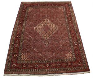 Bidjar tæppe, prydet med kantet medaljondesign og klassisk heratimønster all over på rød bund. Persien. Ca. 2000. 373 x 266.