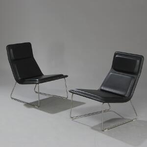 Jasper Morrison Et par Low pad lænestole med stel af metal og sæde med sort skind. Udført af Cappellini, model LW1. 2