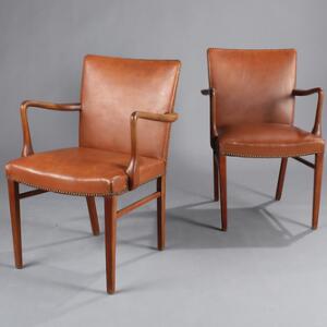 Dansk møbeldesign Et par armstole af teak med brunt skind, beslået med messingsøm. Udført hos Brd. Andersens Eftf. 2