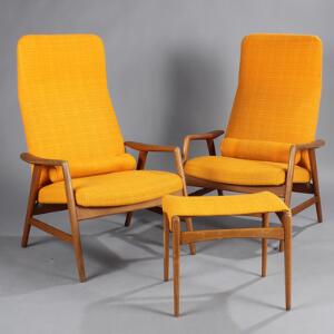 Alf Svensson Kontour. Et par lænestole af bøg med tilhørende skammel, betrukket med orange uld. Udført hos Fritz Hansen. 3