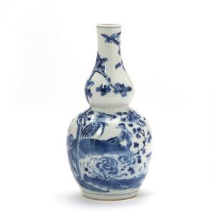 Kinesisk vase, gourdformet dekoreret i blåt med fugle i landskab. 1920. årh. H. 23 cm.
