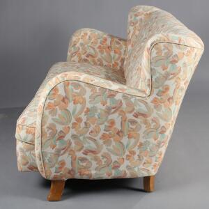 Flemming Lassen, stil Tre-personers sofa med svungne armlæn, betrukket med blomstret møbelstof, ben af eg. Ubekendt producent. 1930-40erne. L. 180.