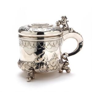 Lågkrus af sølv, drevet med bladværk og rocailler. Barokform. 20. årh.s første halvdel. Vægt ca. 1010 gr. H. 18,5 cm.