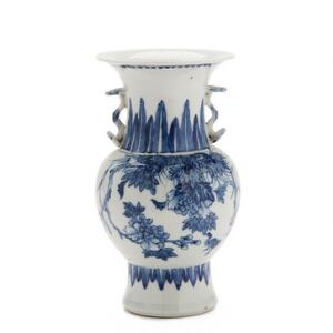 Kinesisk vase af porcelæn, dekoreret i underglasur blå. Kangxi mærke, 20. årh. H. 21 cm.