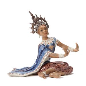 Jens Peter Dahl-Jensen Siamesisk tempeldanserinde figur af porcelæn, dekoreret i farver. 1125. Dahl-Jensen. H. 27 cm.