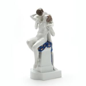 Figur af porcelæn i form af kyssende par. Sign. Richard Aicner, München. 3951. Rosenthal. H. 26 cm.