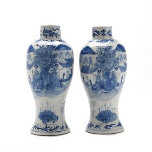 Et par kinesiske vaser af porcelæn, balusterformede og dekorerede med landskabssceneri, Jiaqing mærke, 20. årh. H. 27 cm. 2