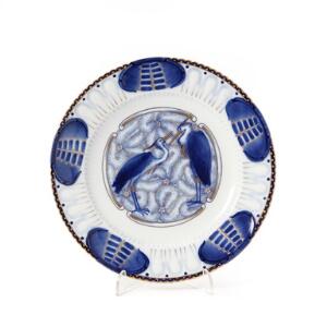 Hejrestellet tallerken af porcelæn, dekoreret i blå og guld. BG. Diam. 24 cm.