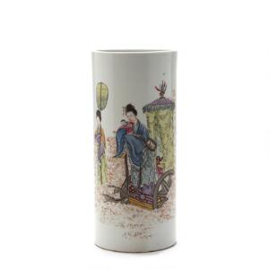 Kinesisk vase af porcelæn, cylindrisk dekoreret i farver med fornemme kvinder, Hongxian 1915-16. H. 28 cm.