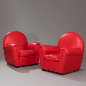 Poltrona Frau Vanity Fair. Et par lænestole betrukket med rødt sømbetrukket kalveskind. Medestel af bejdset bøg. Formgivet 1930. 2