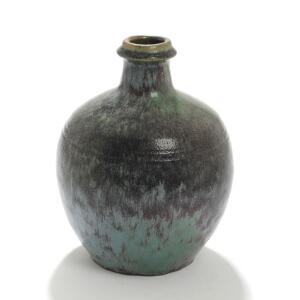 Yngve Blixt Vase med lille munding af stentøj, dekoreret med grønblå glasur. Sign. Yngve Blixt, Höganäs 68. H. 30.