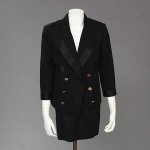 Sort Chanel dragt bestående af jakke med gyldne knapper. L. 57 cm og nederdel L. 44 cm. Fransk str. 38. 2