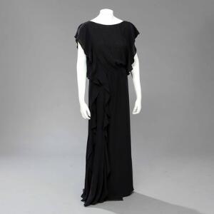 Paul  Joe Lang, sort Paul  Joe kjole med flæser i siden. L. 154 cm. Fransk str. 40.