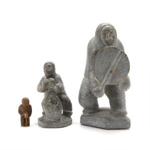 Simon Kristoffersen, m.fl.  Tre figurer af udskåret fedtsten i form af inuitter. H. 6-22 cm. 3