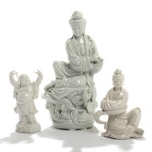 Guanyin og Buddai. Tre orientalske figurer af blanc de chine. 20. årh. H. 13-26. 3
