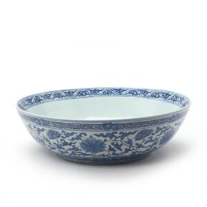 Kinesisk skål af porcelæn dekoreret i blåt med lotus. Qianlong mærke, 20. årh. Diam. 45 cm.