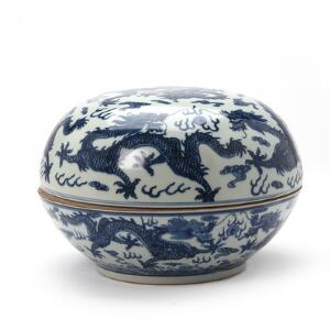 Kinesisk lågskål af porcelæn dekoreret i blåt med drager, Kangxi mærke, 20. årh. Diam. 27 cm.