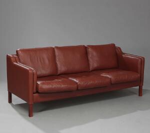 Dansk møbeldesign Fritstående tre-personers sofa med ben af bejdset bøg. Sider, ryg samt løse hynder betrukket med brun skind.