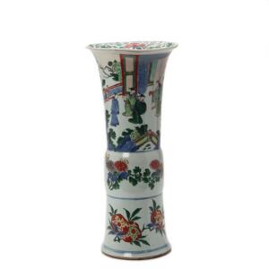 Kinesisk famille verte Gu vase af porcelain dekoreret med figurscener og blomster, 19. årh. 53 cm.